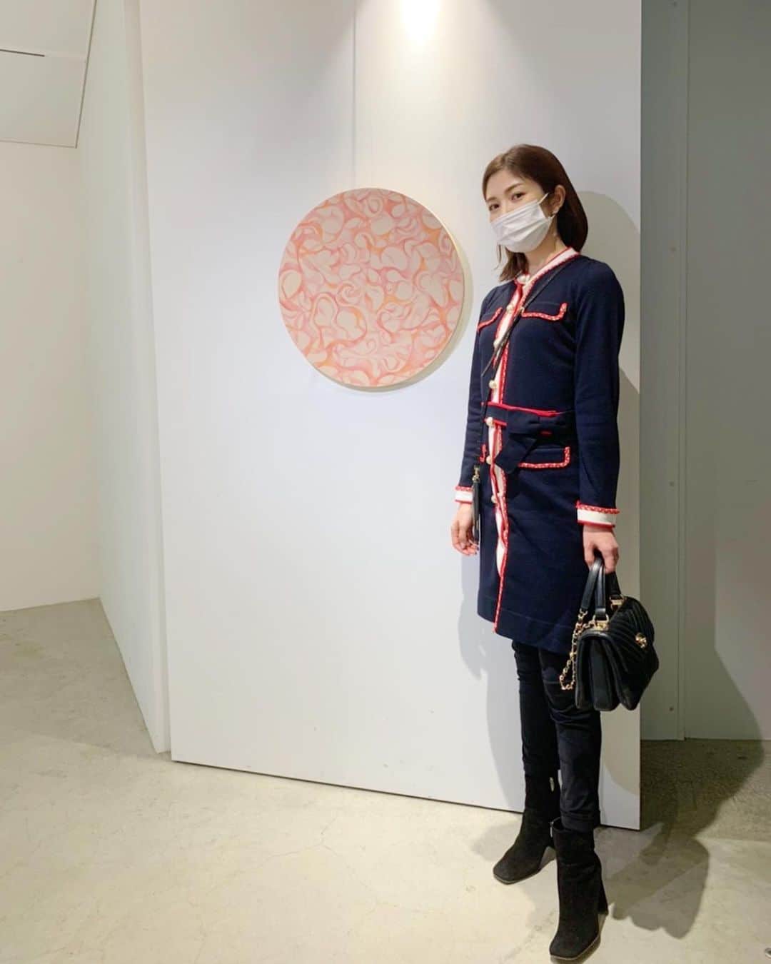 宇井愛美のインスタグラム：「先日、お友達の奥様の作品を見に🕊  . 色合いが素敵でした🤍 . . . . . お洋服は @chesty_official 💐 . . . . .」