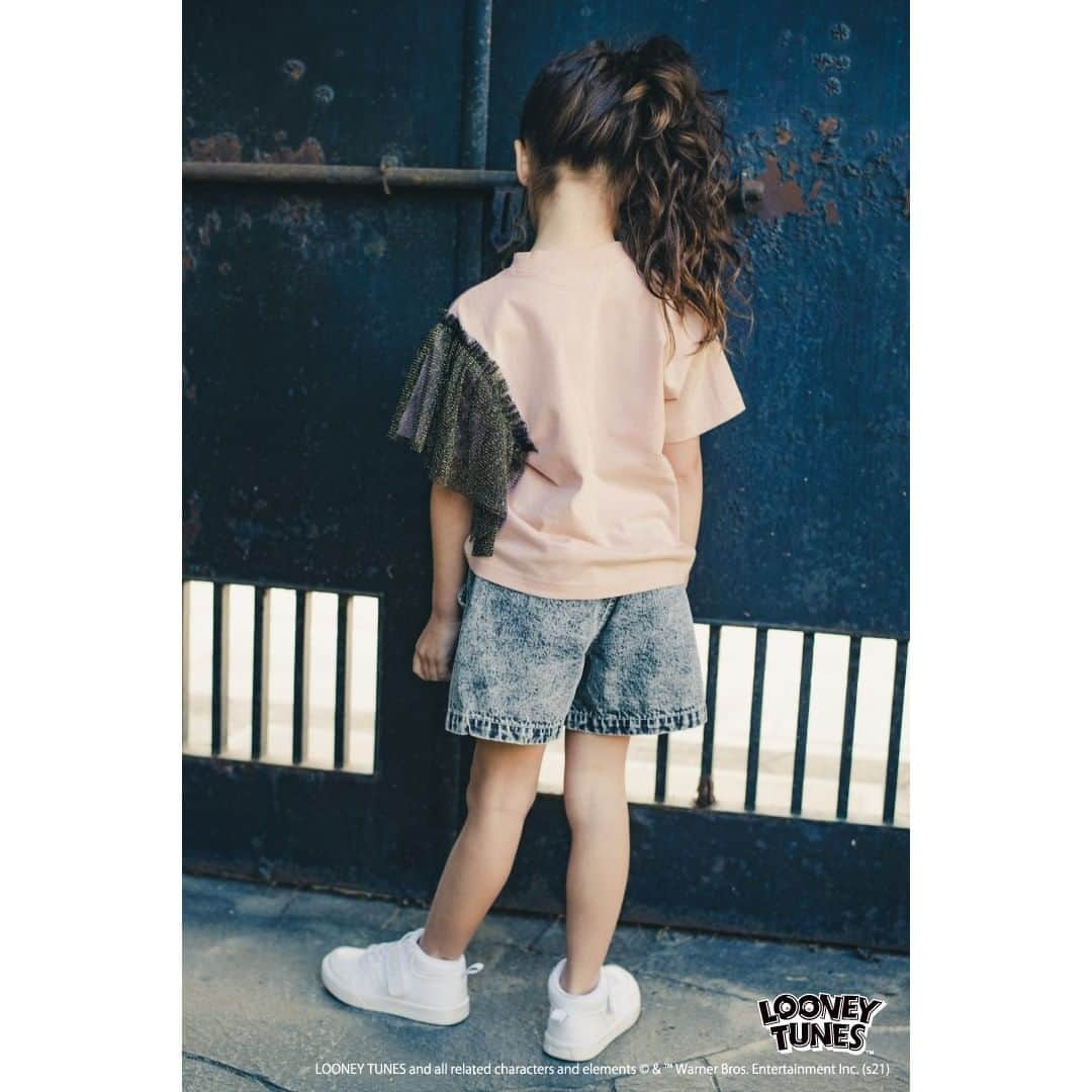 ラッドチャップさんのインスタグラム写真 - (ラッドチャップInstagram)「LOONEY TUNES コレクション  【LOONEY TUNES】チュール袖Ｔシャツ トゥイーティーのコラージュグラフィックが特徴的なGIRLアイテム🌟 片方だけに施された袖チュールも女の子らしいポイント！ スカートやパンツなど様々なボトムスとの相性抜群です。  ▷42-1106-029【LOONEY TUNES】チュール袖Ｔシャツ ピンク/ブラック 税込　3190円  #radchap #ラッドチャップ #子供服 #kids #kidsfashion #fashion #looneytunes #ルーニーテューンズ」2月24日 10時00分 - radchap_official