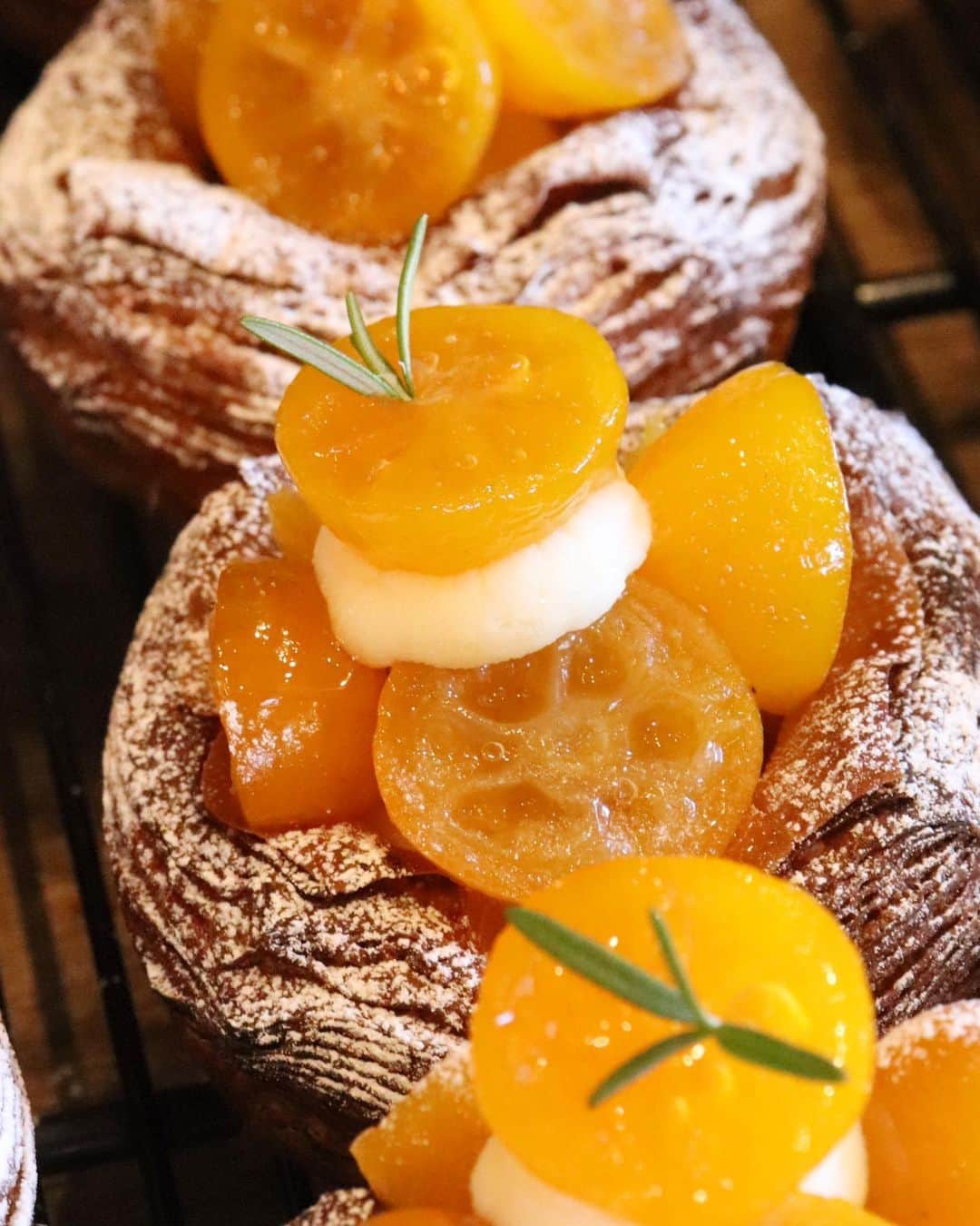 丘の上のパン屋 さんのインスタグラム写真 - (丘の上のパン屋 Instagram)「2021.02.24﻿ ﻿ おはようございます、﻿ 丘の上のパン屋です。﻿ ﻿ 今週もスタートです。﻿ 朝9時から焼き立てパンを豊富にご用意してお待ちしております。﻿ ﻿ 本日も、季節限定の「金柑とクリームチーズのデニッシュ」「完熟苺のデニッシュ」たくさんご用意しております。﻿ ﻿ 金柑の仕込みについては、地味～な手作業で種やヘタが一個も入らないように丁寧に取り除きます。手間暇かかけて美味しく仕上げていますので、ぜひお召し上がりください。﻿ ﻿ デニッシュは人気商品のため、売り切れ次第当日分終了となります。﻿ ﻿ ●季節限定のデニッシュ一覧﻿ ・金柑とクリームチーズのデニッシュ﻿ ・国産和栗のデニッシュ﻿ ・安納芋のデニッシュ﻿ ・自家製タルトタタンのデニッシュ﻿ ・完熟苺のデニッシュ﻿ ﻿ デニッシュのギフト用の箱詰めサービス（お箱代110円）を行っています、ぜひご利用ください。﻿ ﻿ 入店制限のため、外でお待ち頂いてしまう可能性もあります、ご理解・ご協力いただけると幸いです。﻿ ﻿ 今日も焼き立てパンとともに﻿ 宜しくお願い致します。﻿ ﻿ −−−−−−−−−﻿ ﻿ 💬 新型コロナウイルスの感染予防対策﻿ ﻿ ・営業時間 9:00～17:00﻿ ・定休日 月曜日、火曜日﻿ ・テラス席の利用は、30分となります﻿ ・テラス席でのゴミは各自お持ち帰りください﻿ ・3名様までの入店制限﻿ ・マスクを着用していない方は入店をお断りする場合がございます﻿ ・お並びの際は間隔を約2m程開けて頂く﻿ ・入退店時の手指消毒﻿ ﻿ 店内は窓を開け、大型換気扇と空気清浄機を設置しております。﻿ ﻿ エコバッグご持参頂きましたお客様には、ご自身でのお包みをご協力頂き、使用したテーブルはその都度消毒しております。﻿ ﻿ 窮屈なお願いばかり申し上げて、申し訳ございません。﻿ ﻿ 感染拡大防止にご協力頂けたら幸いです。﻿ ﻿ −−−−−−−−−﻿ ﻿ 💬 マイバックをご持参ください﻿ ﻿ レジ袋は有料となります。﻿ ゴミ削減にご協力お願い致します。﻿ ﻿ −−−−−−−−−﻿ ﻿ 💬 ご予約について﻿ ﻿ ●予約可能商品﻿ ・食パン(9:30/14:00)﻿ ・カンパーニュ﻿ ・バゲット﻿ ・エッグタルト﻿ ﻿ ※グルテンフリー米粉パン(プレーン、大納言)﻿ ※一升パン﻿ (※は木、金のお渡しになります)﻿ ﻿ 📞 045-530-9683（クロワッサン🥐）﻿ ﻿ −−−−−−﻿ ﻿ 🏷﻿ #丘の上のパン屋 #金柑 #いちご #デニッシュ #横浜 #青葉区 #たまプラーザ #ベーカリーカフェ #パン屋 #パン #パン屋さん #横浜パン屋 #🍞 #焼き立てパン #美しが丘 #美しが丘西 #田園都市線 #天然酵母 #国産小麦 #農薬不使用 #上白糖不使用 #脱プラスチック #bakery #boulangerie #boulanger #yokohama #instabread #sourdough」2月24日 10時00分 - okanouenopanya
