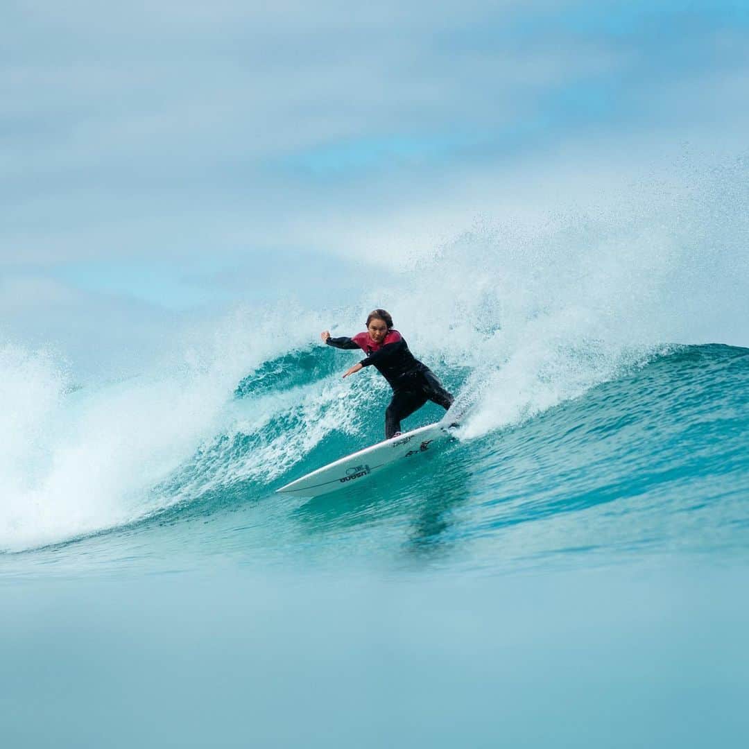 フェリシティー・パルマティアーのインスタグラム：「Loves a down carve 🏄🏼‍♀️  photo @driftwoodphotography_mr  @mayhemsurfboards_mattbiolos  @lostaustralia  @lostsurfboards  @creaturesofleisure  @usanainc  @nudiejuice」