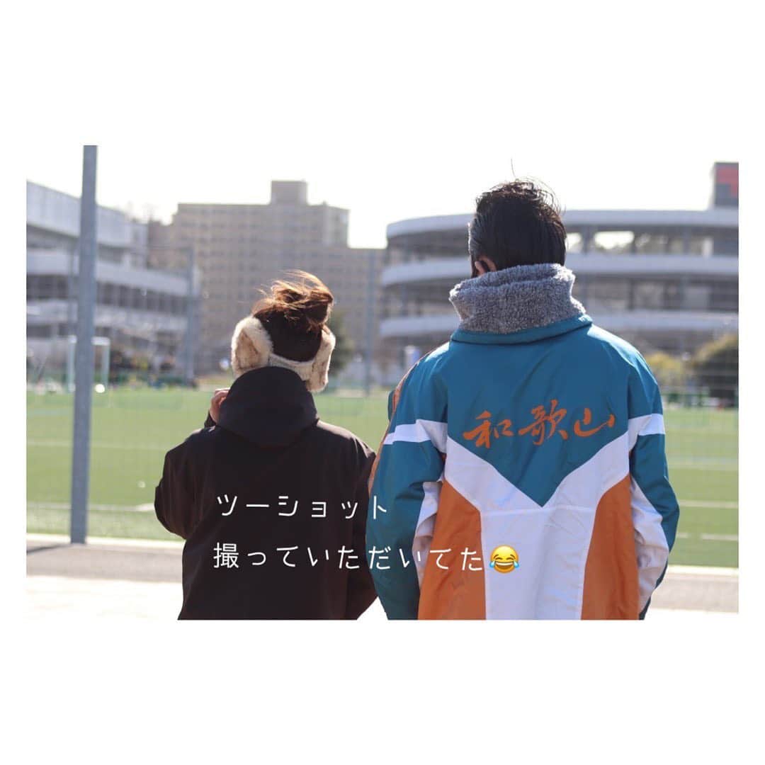 笹峯愛のインスタグラム：「2021.2.23 . デデ様サッカー公式戦。 . 家族で楽しめる場をくれる息子よ ありがとう。  子供が巣立ったら 私ら、どうやって楽しむのか一抹の不安はあるものの 今はスルーします（笑） . デデ様は 今日も頑張っておりました。  たくさん走って たくさん叫んで  たくさんふざけて たくさん笑って たくさん文句言うて  健全な8歳男子。  男同士にしかわからない 母には理解不能な事も含めて 健全ですな。  どうでもええけど夫婦で ツーショット写真とか無いのですわ。  あるのは家族写真だものね。  いつも息子達のステキ写真を 撮ってくれるママ友の一枚から 新鮮な写真！ . 思わず１枚目に持ってきてみる🤣 . #サッカー少年 #父と息子 #祝日 #強風 #旦那 #和歌山 #出身」