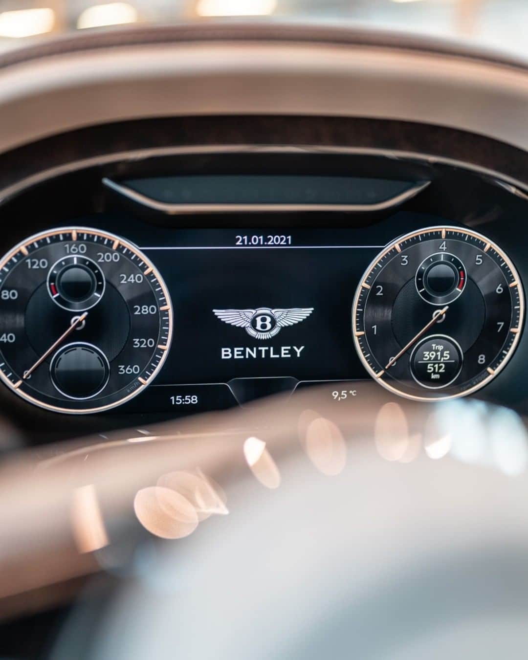 ベントレーさんのインスタグラム写真 - (ベントレーInstagram)「A couple of aces. The #NewFlyingSpur V8. #WorldOfBentley _ #Bentley Flying Spur V8 WLTP drive cycle: combined fuel consumption: 22.2 mpg (12.7 l/100 km), combined CO₂: 288 g/km. Photos for @bentleyduesseldorf by @mrgoodlife」2月24日 1時00分 - bentleymotors