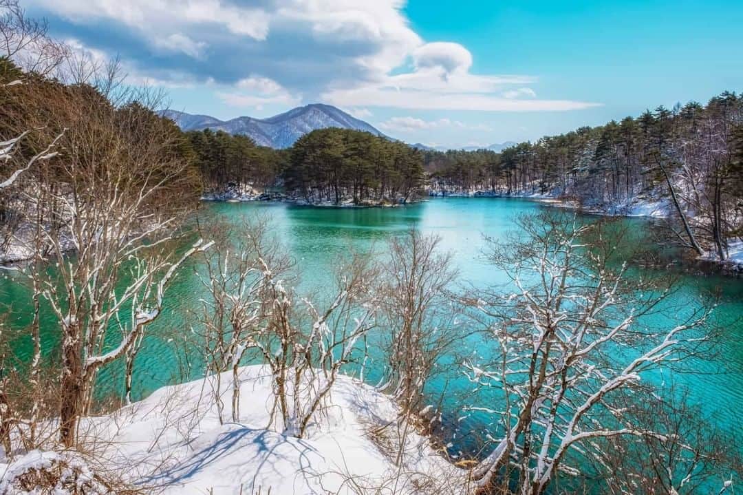 THE GATEのインスタグラム：「❄️ Goshiki-numa ❄️ #Japan #Fukushima #🇯🇵 . Goshiki-numa is a cluster of swamps and lakes located in the town of Kita-shiohara in Fukushima prefecture.  . Some of these lakes are known for their amazing, vivid shades of blue.  . ————————————————————————————— Follow @thegate.japan for daily dose of inspiration from Japan and for your future travel. Tag your own photos from your past memories in Japan with #thegatejp to give us permission to repost ! . Check more information about Japan. →@thegate.japan . #japanlovers #Japan_photogroup #viewing #Visitjapanphilipines #Visitjapantw #Visitjapanus #Visitjapanfr #Sightseeingjapan #Triptojapan #粉我 #Instatravelers #Instatravelphotography #Instatravellife #Instagramjapanphoto #Japan #traveljapan #goshikinuma #swamp #lake」