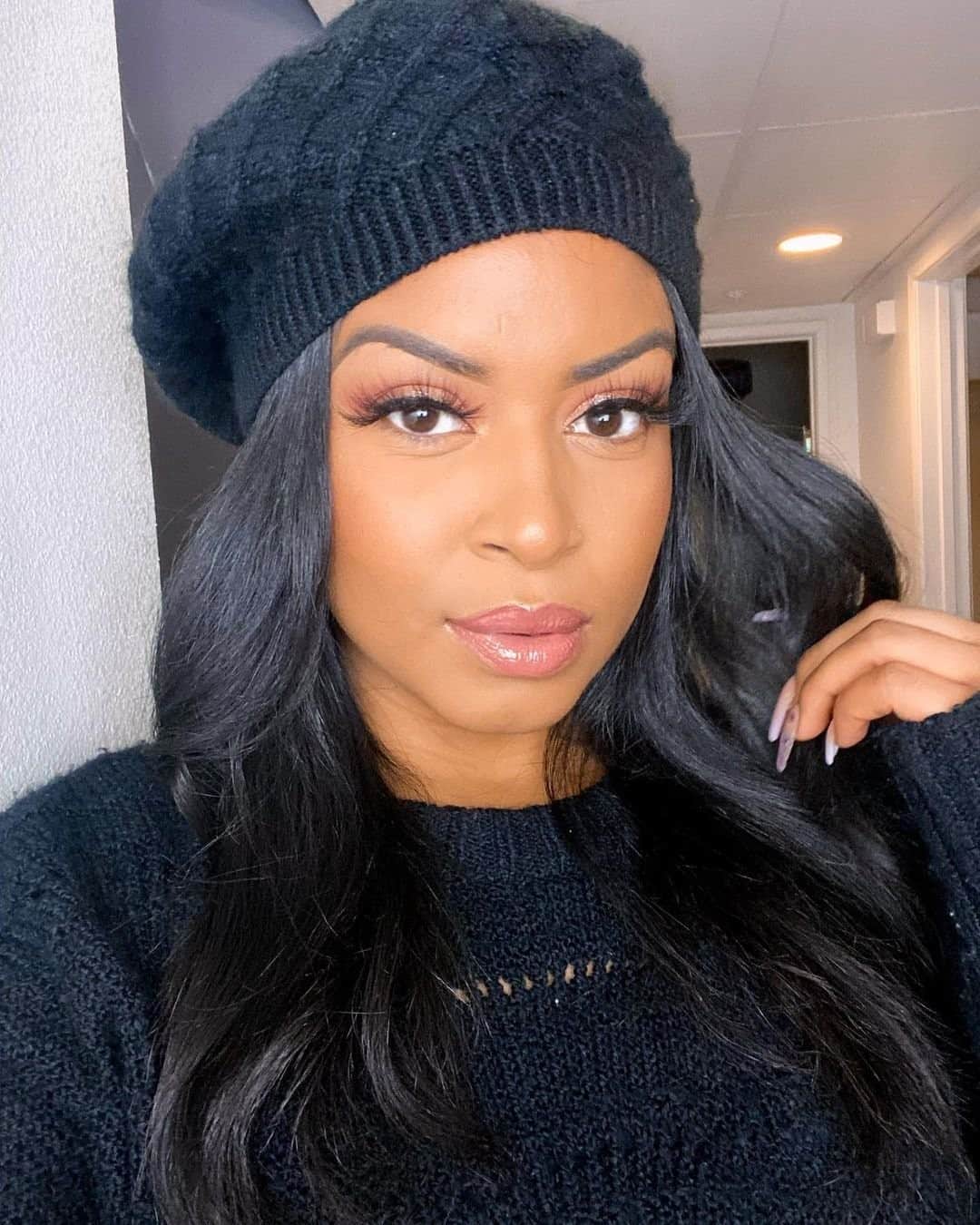 Too Facedのインスタグラム：「We’ve got @iamsashafierce411 covered! 😍 She uses our Born This Way Super Coverage Concealer shade Warm Sand for a natural finish. #regram #tfbornthisway #toofaced」