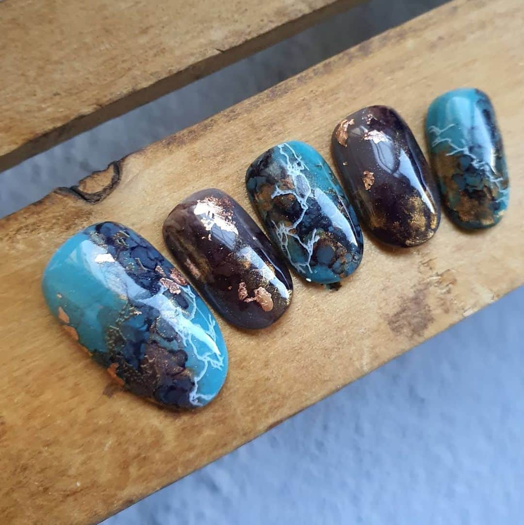 Yingさんのインスタグラム写真 - (YingInstagram)「I used PREGEL Turquoise Blue, Turquoise Green, PREGEL MUSE S347 as the base, with alcohol ink art and @tsumekira sticker in NN-HAN-104 (releasing March). Items can be purchased at @nailwonderlandsg 🤗 .   . 🛒 www.nailwonderland.com⁣⁣ 📍20A Penhas Road, Singapore 208184⁣⁣ (5 minutes walk from Lavender MRT)⁣⁣ .  I am currently only able to take bookings from my existing pool of customers. If I have slots available for new customers, I will post them on my IG stories. Thank you to everyone who likes my work 🙏 if you need your nails done, please consider booking other artists at @thenailartelier instead ❤  #ネイルデザイン  #ネイルアート #ネイル #ジェルネイル #nailart #네일아트 #pregel #プリジェル #nails #gelnails #sgnails」2月24日 1時04分 - nailartexpress