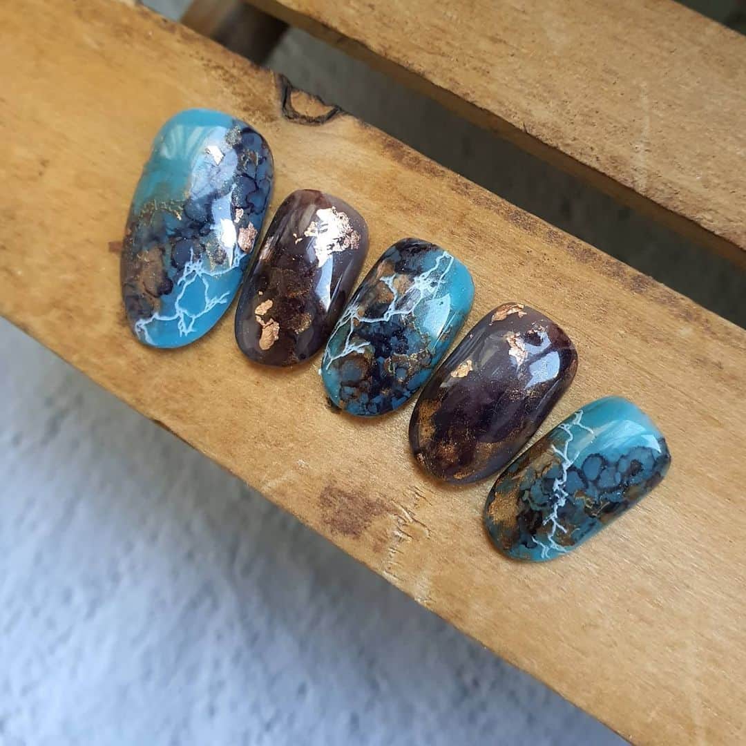 Yingのインスタグラム：「I used PREGEL Turquoise Blue, Turquoise Green, PREGEL MUSE S347 as the base, with alcohol ink art and @tsumekira sticker in NN-HAN-104 (releasing March). Items can be purchased at @nailwonderlandsg 🤗 .   . 🛒 www.nailwonderland.com⁣⁣ 📍20A Penhas Road, Singapore 208184⁣⁣ (5 minutes walk from Lavender MRT)⁣⁣ .  I am currently only able to take bookings from my existing pool of customers. If I have slots available for new customers, I will post them on my IG stories. Thank you to everyone who likes my work 🙏 if you need your nails done, please consider booking other artists at @thenailartelier instead ❤  #ネイルデザイン  #ネイルアート #ネイル #ジェルネイル #nailart #네일아트 #pregel #プリジェル #nails #gelnails #sgnails」