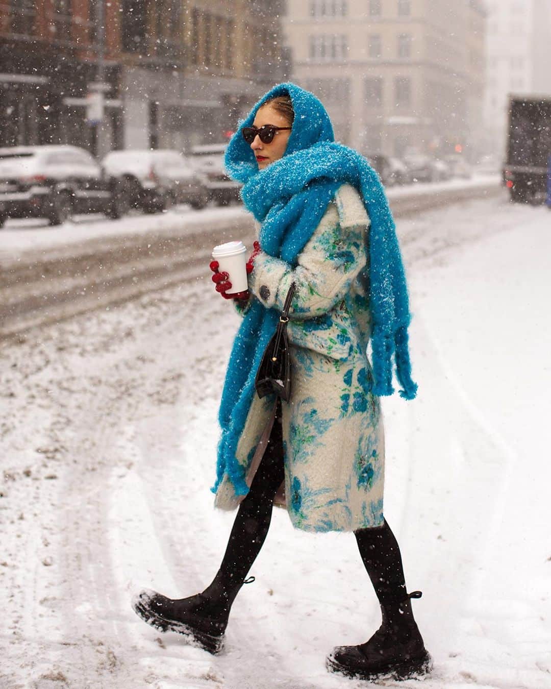 スコット・シューマンのインスタグラム：「What New Yorkers will do for a good coffee! NYC」