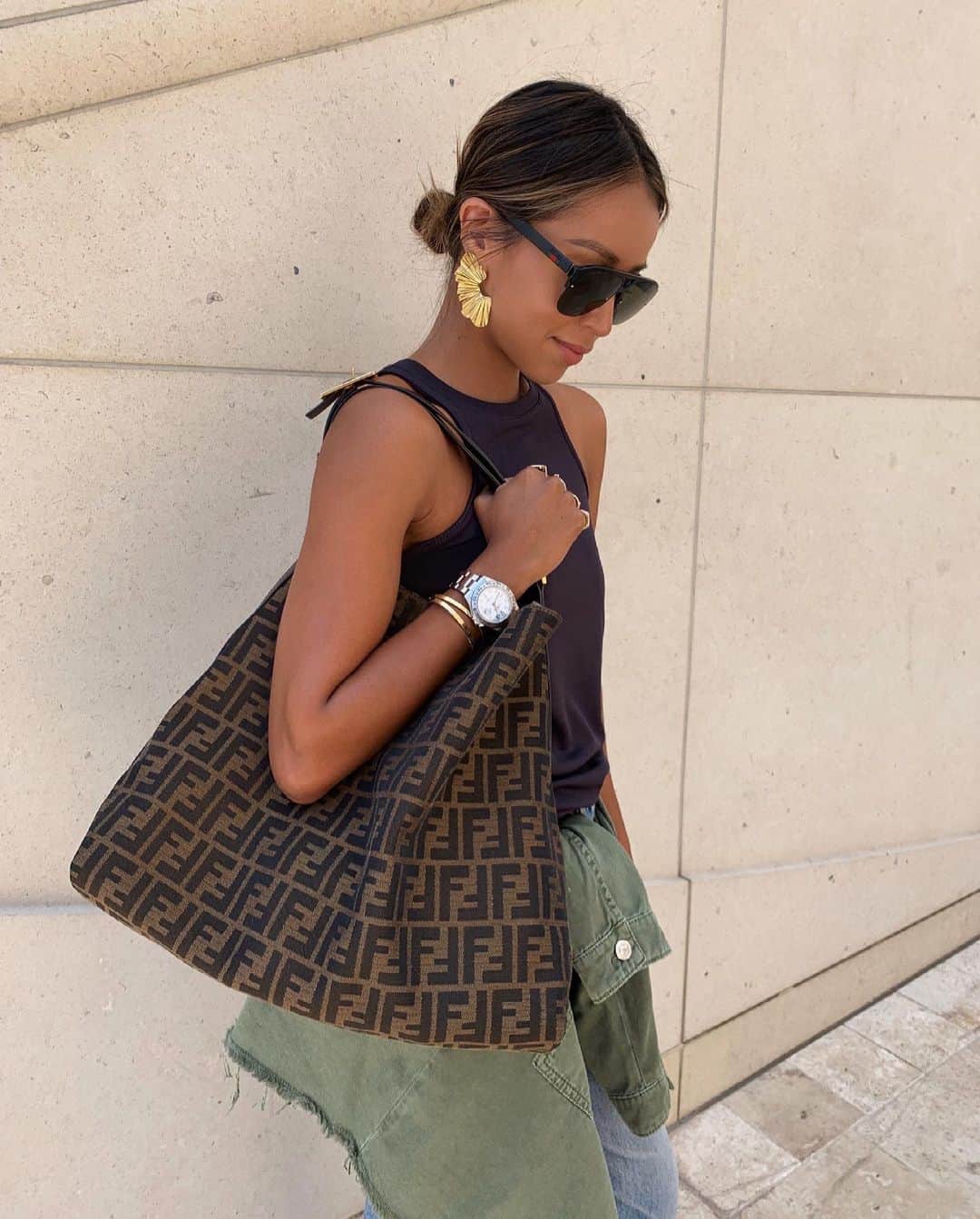 ジュリー・サリニャーナのインスタグラム：「Are you a big bag tote lover or crossbody bag lover? 🖤」