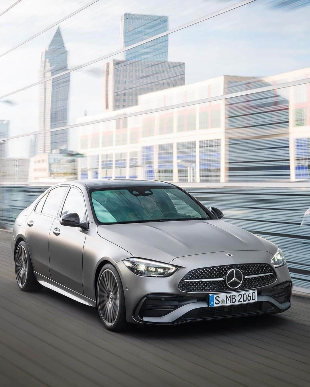 CARLiFESTYLEさんのインスタグラム写真 - (CARLiFESTYLEInstagram)「The 2022 Mercedes-Benz C-Class. Redesigned in and out! What do you think? #carlifestyle #cclass #mercedes」2月24日 1時09分 - carlifestyle