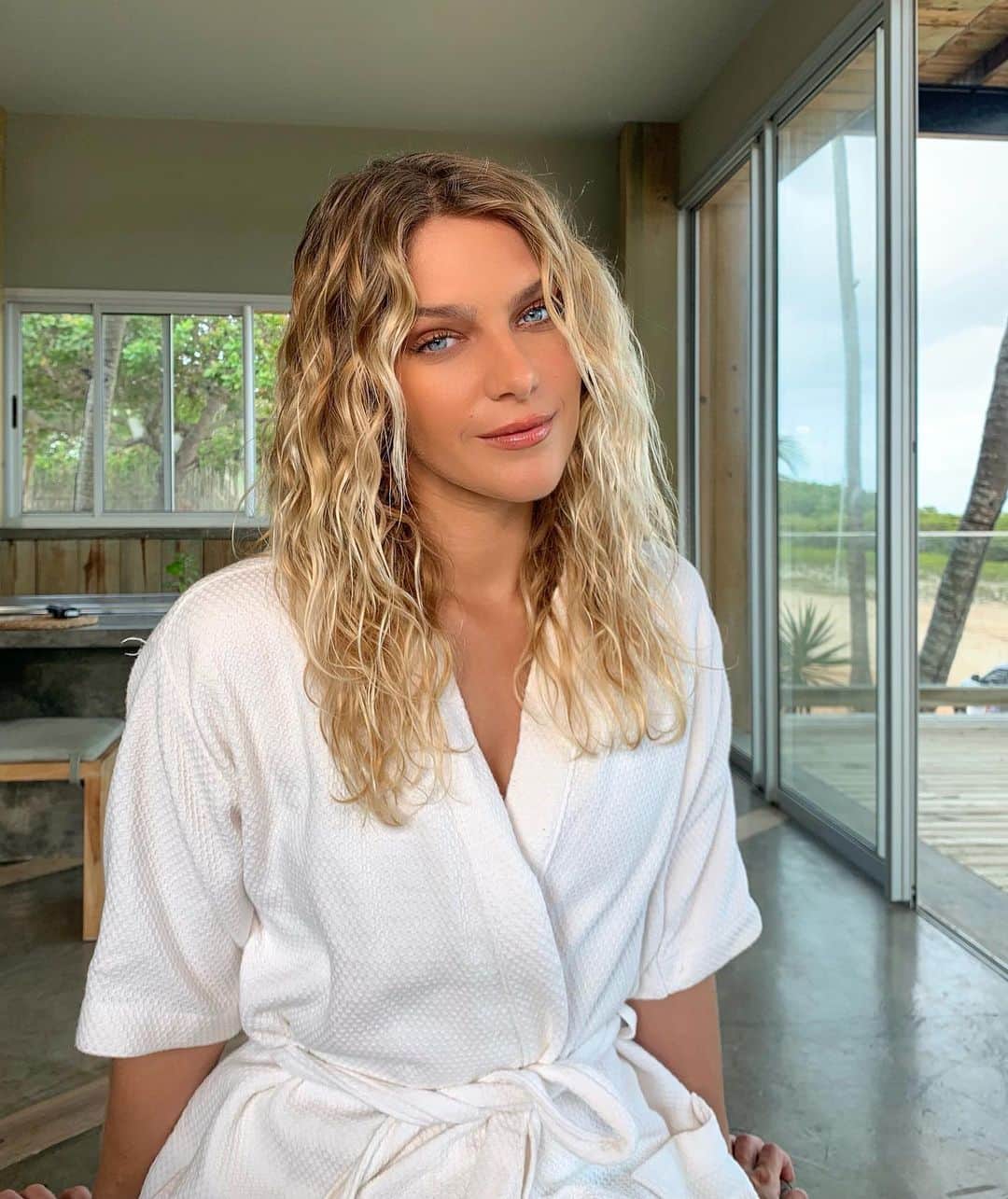 イザベラ・サントーニのインスタグラム：「Saudades de modelar ✨ Me dei conta que esse ano completo 10 anos de carreira como modelo! 😱 Foram tantas mudanças ao longo desse tempo, tantas pessoas e lugares incríveis que eu conheci 💙 Manda alguma curiosidade aqui que vou responder vcs 😝 Make up & Hair @rodrigocosta」