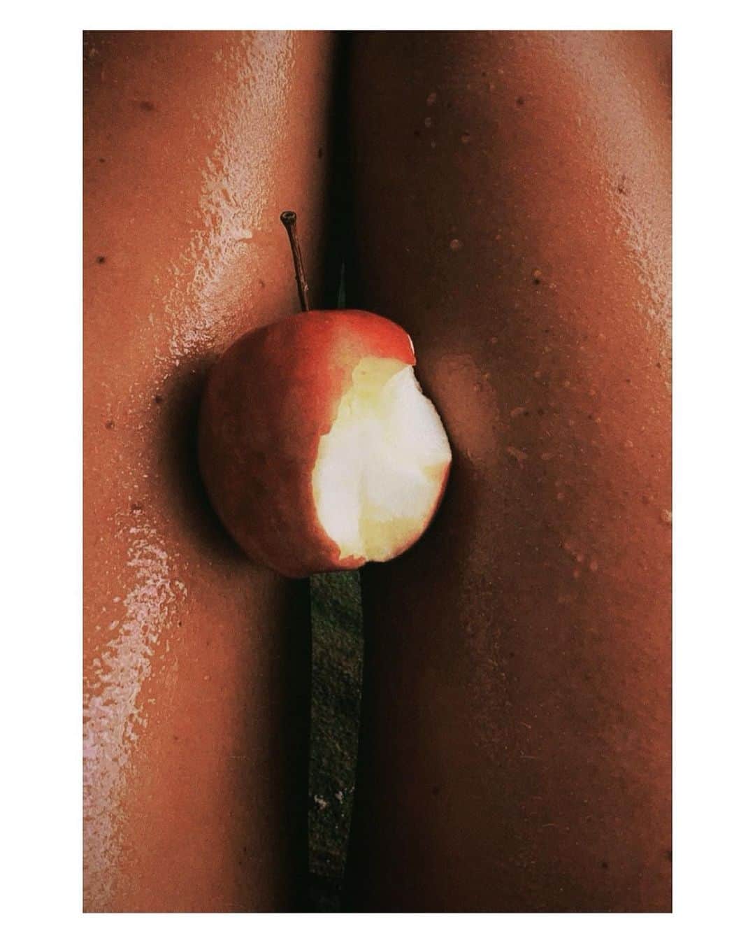 ジュリアナ・パエスのインスタグラム：「🍎🍯= 🔥」