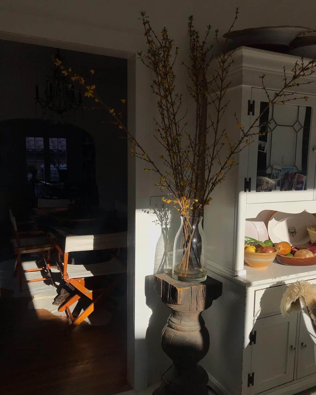 ハイディメリックのインスタグラム：「Morning light at home. (Husband bought me flowers.)」