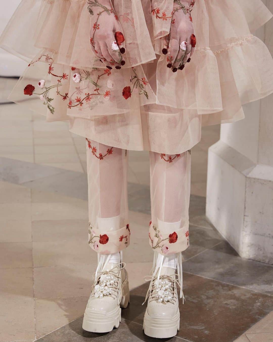 ELLE UKさんのインスタグラム写真 - (ELLE UKInstagram)「Simone Rocha is the grungy princess of our dreams in AW21 🌸 LINK IN BIO all the highlights from #LFW」2月24日 1時26分 - elleuk