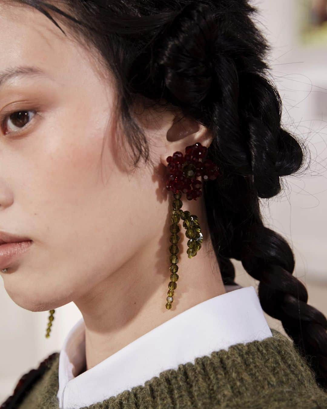 ELLE UKさんのインスタグラム写真 - (ELLE UKInstagram)「Simone Rocha is the grungy princess of our dreams in AW21 🌸 LINK IN BIO all the highlights from #LFW」2月24日 1時26分 - elleuk