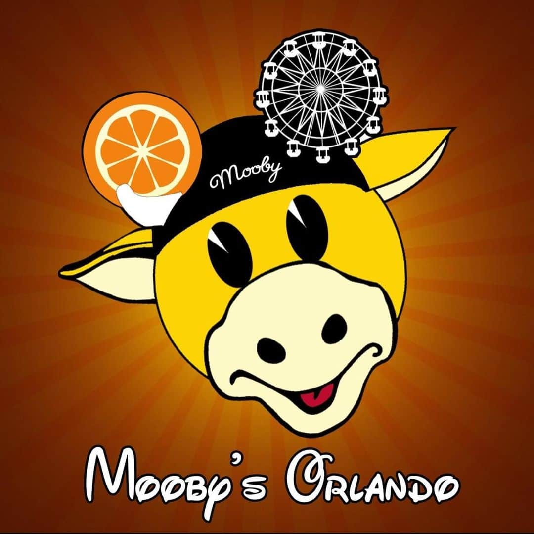 ケヴィン・スミスさんのインスタグラム写真 - (ケヴィン・スミスInstagram)「ORLANDO! The @moobyspopup is coming to @tinrooforlando for some fun in the Florida sun from March 12th to the 21st! And since my Mother lives nearby (are you seeing my selfish motivations?), I’ll be there for the grand opening, where Mom’ll cut the ribbon! #Orlando will be the 8th city that #moobys has been to since June of 2020, and our reservation system has kept folks safe and socially distanced enough to pickup our authentic fake fast food, where we also offer #vegan options (a nod to the heart attack prone folks like me)! #tinrooforlando also has patio seating - so you can eat outside and enjoy some suds from our partners at @motorworksbrewingorlando! From what I hear, we have no competition for your entertainment dollar in this part of Florida - so sign up at the link in my bio and try out this radical, new concept of “themed-entertainment”, in which the make-pretend and the cartoonish come to life in a wonderful world! Big thanks to Mooby’s Mastermind @heyitsderekberry for making it all happen, to the Tin Roof folks for giving us a home, and and to our secret weapon @thedarknatereturns for the amazing art! #KevinSmith #moobyspopup #florida」2月24日 1時27分 - thatkevinsmith