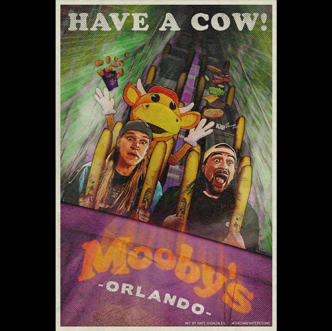 ケヴィン・スミスのインスタグラム：「ORLANDO! The @moobyspopup is coming to @tinrooforlando for some fun in the Florida sun from March 12th to the 21st! And since my Mother lives nearby (are you seeing my selfish motivations?), I’ll be there for the grand opening, where Mom’ll cut the ribbon! #Orlando will be the 8th city that #moobys has been to since June of 2020, and our reservation system has kept folks safe and socially distanced enough to pickup our authentic fake fast food, where we also offer #vegan options (a nod to the heart attack prone folks like me)! #tinrooforlando also has patio seating - so you can eat outside and enjoy some suds from our partners at @motorworksbrewingorlando! From what I hear, we have no competition for your entertainment dollar in this part of Florida - so sign up at the link in my bio and try out this radical, new concept of “themed-entertainment”, in which the make-pretend and the cartoonish come to life in a wonderful world! Big thanks to Mooby’s Mastermind @heyitsderekberry for making it all happen, to the Tin Roof folks for giving us a home, and and to our secret weapon @thedarknatereturns for the amazing art! #KevinSmith #moobyspopup #florida」