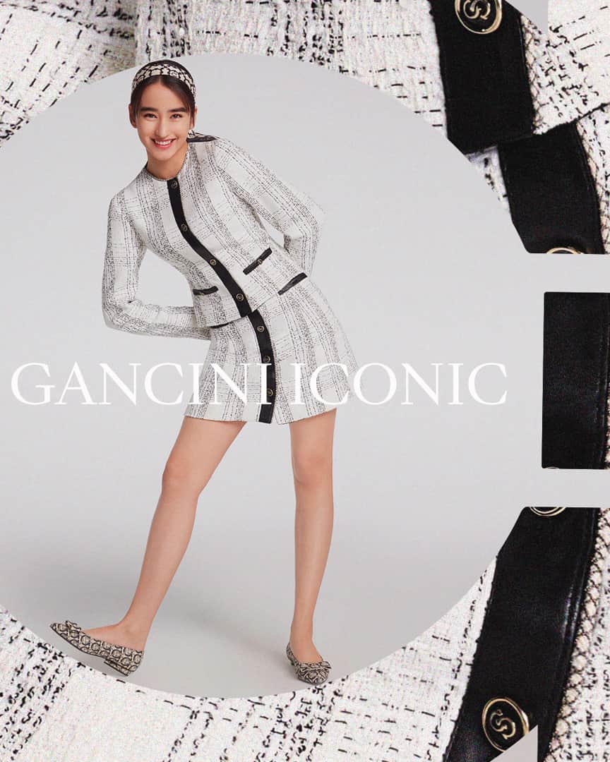 サルヴァトーレ・フェラガモのインスタグラム：「Vanda Margraf exuberantly embraces the new Gancini Iconic monogram, a fresh interpretation of a house classic, with a playful elegance, featuring the stylized new signature with a bold, unexpected twist. #Gancini」