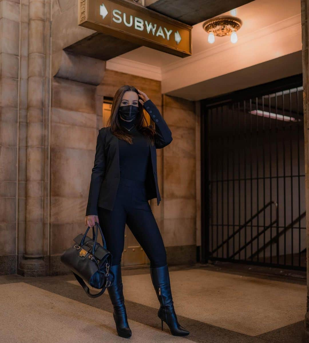 リサ・アンさんのインスタグラム写真 - (リサ・アンInstagram)「It’s a Take Charge Tuesday .. let’s get it!  #nyc #subway #tuesdayvibes  📸 @alfitzpics」2月24日 1時31分 - thereallisaann