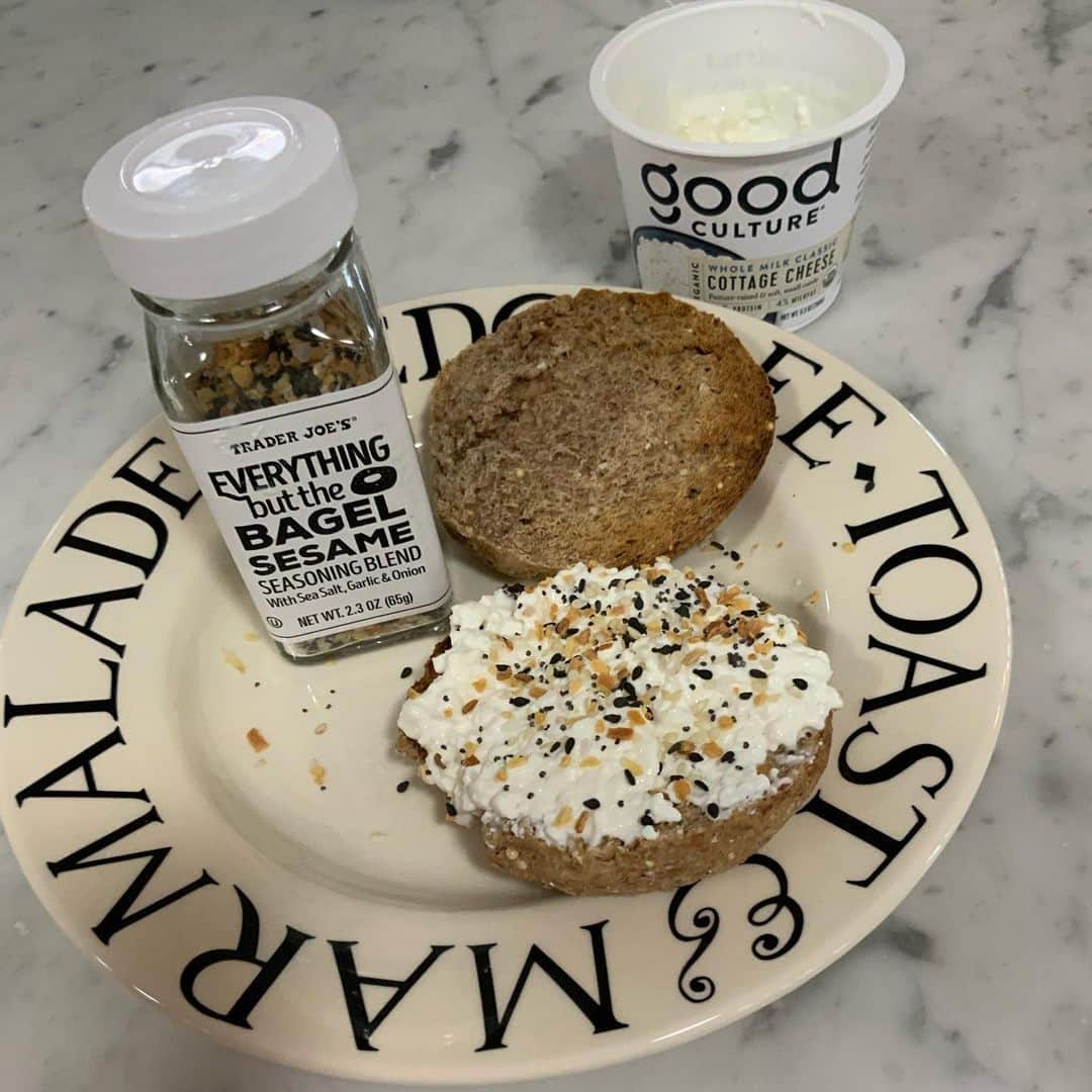 ボビー・ブラウンのインスタグラム：「Loved my breakfast this morning. Wanted to share. #ezekialbread @good_culture @traderjoes」