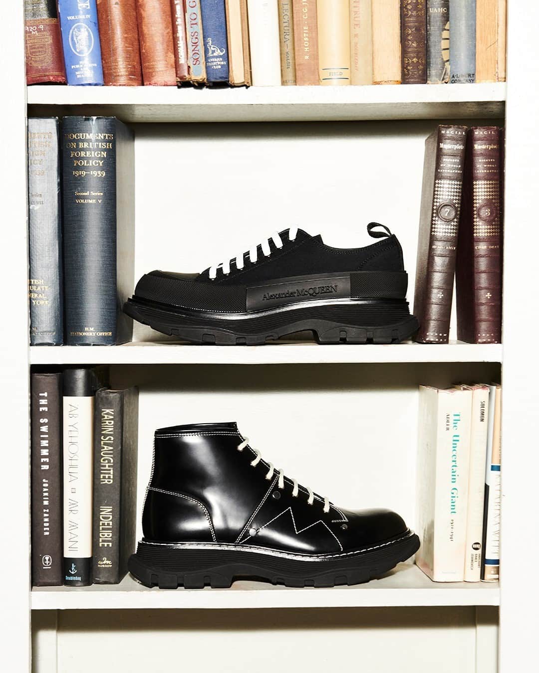 Bloomingdale'sのインスタグラム：「Big news for your #Shoesday: @alexandermcqueen accessories are now available online 😍」