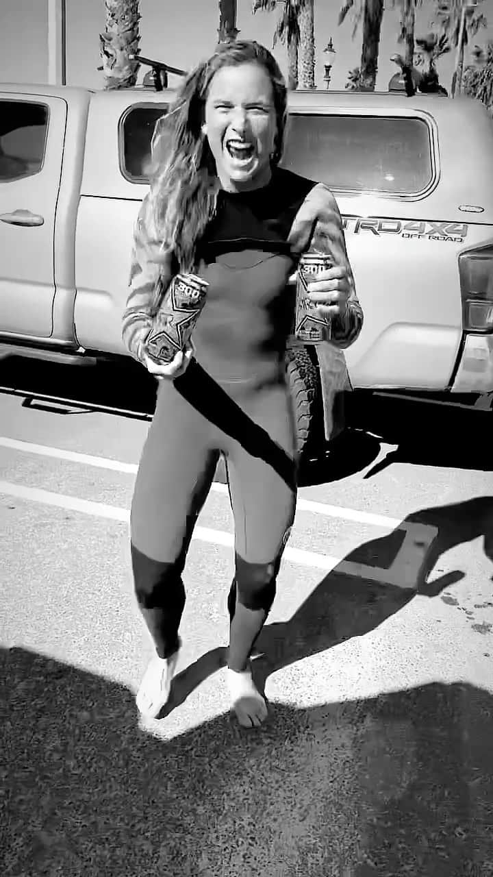 コートニー・コンローグのインスタグラム：「Psyched level 1000% when there’s barrels out there! 😂🤷‍♀️ @landontrixx miss frothing with friends. @rockstarenergy #rockstarenergydrink #hustle」