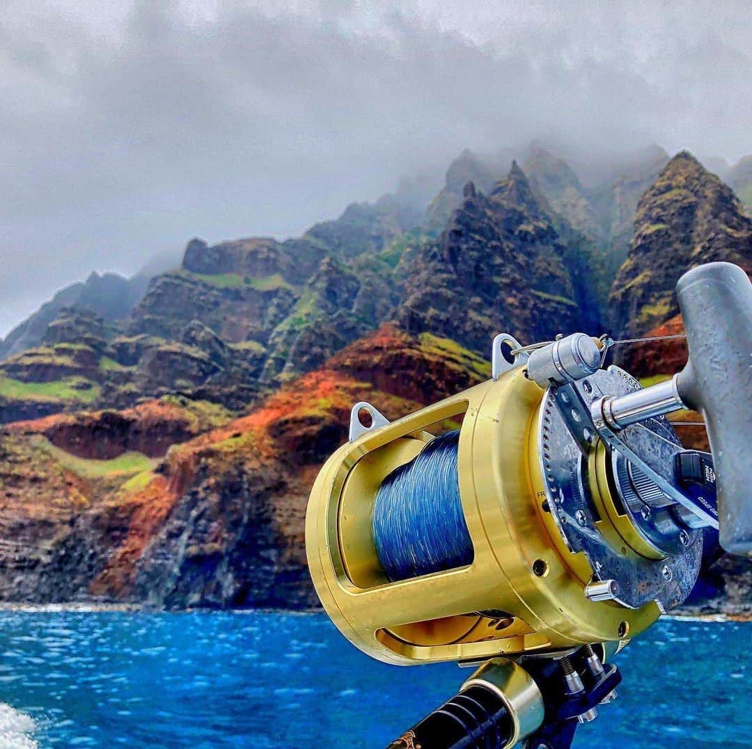 シマノ｜Fishingのインスタグラム：「The #ShimanoTiagra navigating the waters of the Napali Coast.  #FishShimano #Hawaii #WahooFishing 📸: @kauaigrander」