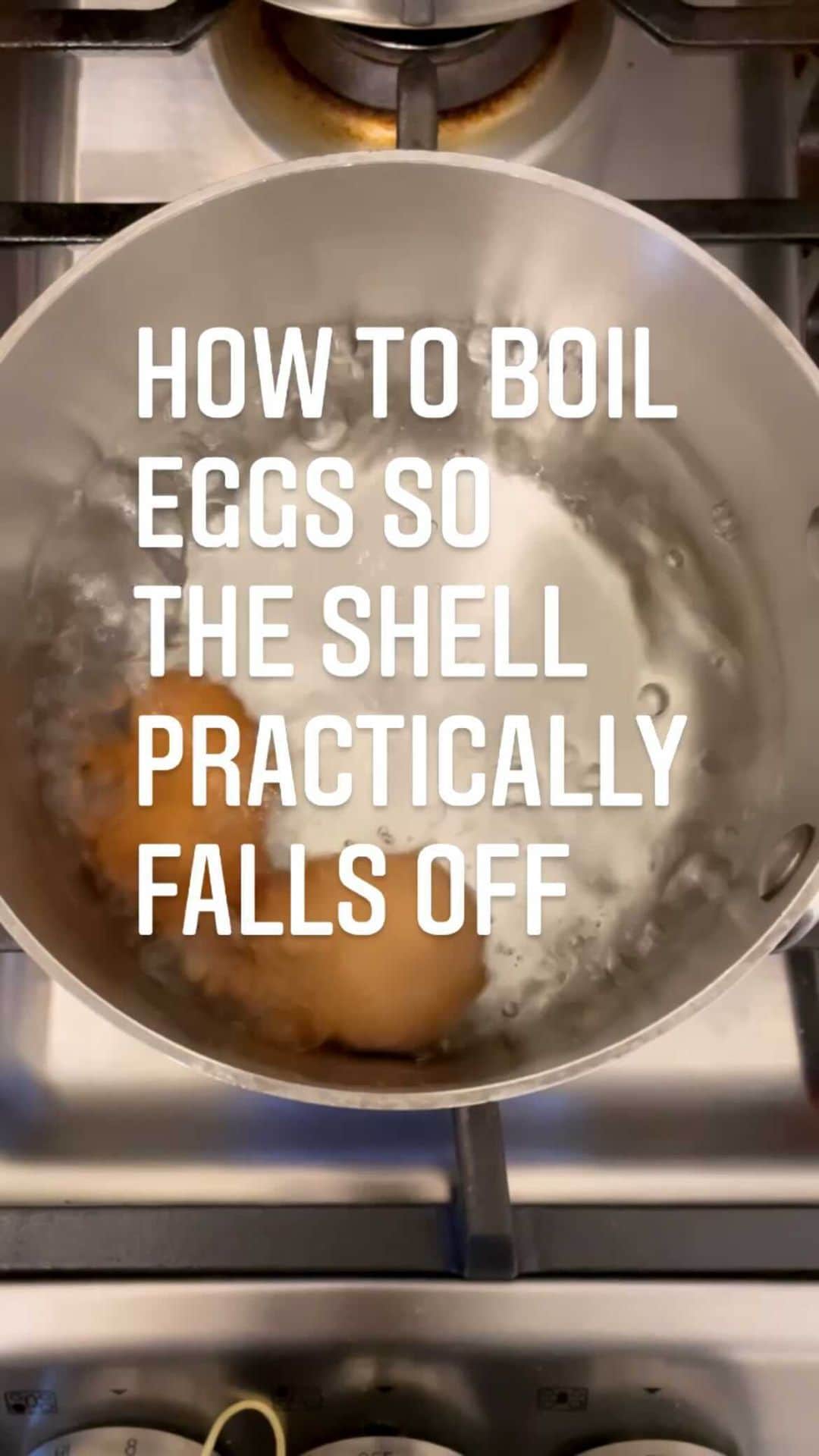 Ilana Wilesのインスタグラム：「I didn’t plan to make a reel about how to peel a hard boiled egg, but so many of you requested a story highlight of my technique, I thought setting it to music was the way to go! You may already do this or have a better method, but if I can help one person peel a hard boiled egg easier, this tutorial will be worth it! #eggs #🥚」