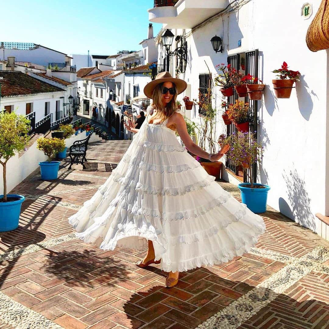 SOPHIA WEBSTERさんのインスタグラム写真 - (SOPHIA WEBSTERInstagram)「Who else has a spring back in their step? ☀️🌸 Thinking of brighter days with @jessmetez and our butterfly flats! 🦋🥰⁣  ⁣⁣ #SophiaWebster #SophiaWebsterWings #SWYes」2月24日 1時47分 - sophiawebster