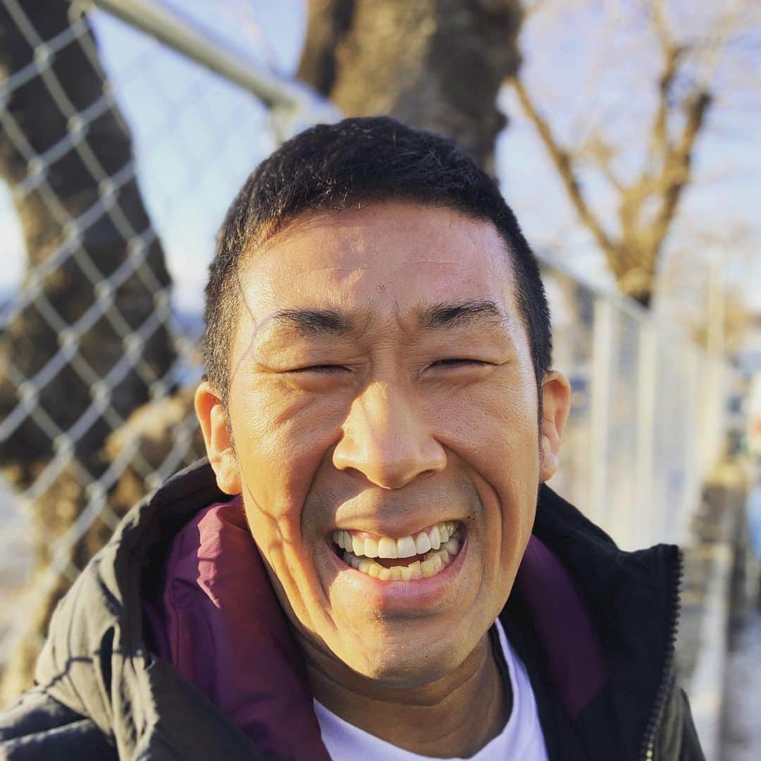 田村裕さんのインスタグラム写真 - (田村裕Instagram)「今日はナイトスクープのロケでした！  仕事出来るのは有難いし、楽しいね。  色々と考えさせられる依頼内容でした。  ぜひ沢山の方に見て頂きたいです。  皆様は今日はどんな1日でしたか？ 楽しめました？  良い一日も悪い一日も終わってしまえば同じ一日。  自分さえ笑っていればそれはきっも長い目で見たら良い一日ですね。  明日の笑顔のために今、笑いましょう。  今日は長野で検索、勝手にタグ付けすいません💦  #今日は笑えた？ #笑えなかったとしても大丈夫 #僕が笑ってる #麒麟田村 #タムラ433 #TAMURA #smile #笑容 #미소 #улыбка #मुस्कुराओ #全力笑顔」2月24日 1時48分 - hiroshi9393