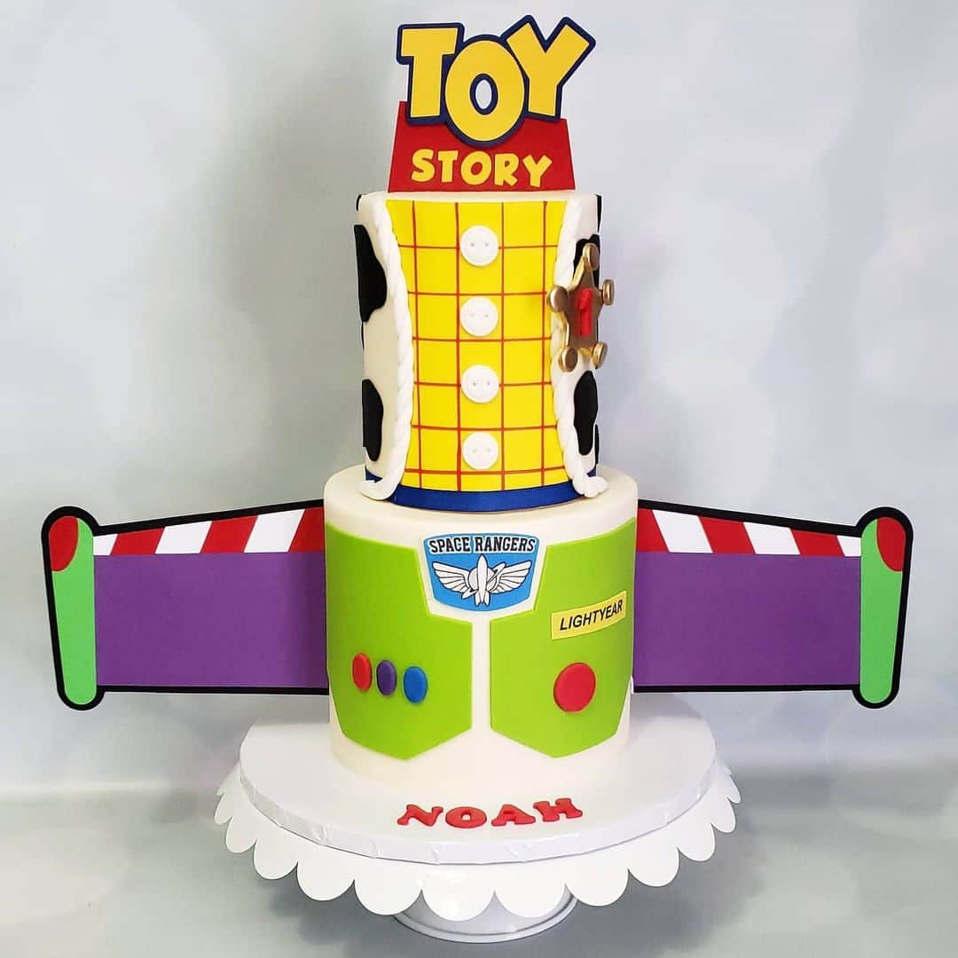 Honey Bee Cakesのインスタグラム：「Toy Story Cake  Topper & wings by @_paperprettiesbyili_」