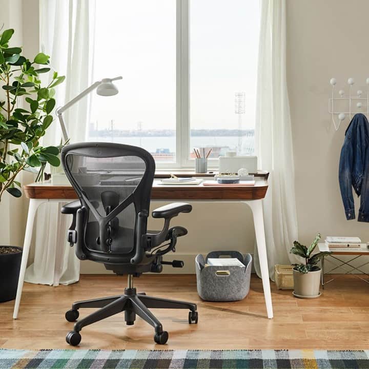 Herman Miller （ハーマンミラー）さんのインスタグラム写真 - (Herman Miller （ハーマンミラー）Instagram)「There's an art to creating the optimal WFH setup. Whether you need plants to feel rejuvenated or ample storage for clutter-free focus, a great home office starts from your seat. Invest in your back today with free shipping on our ergonomic icons. #hmathome」2月24日 2時00分 - hermanmiller