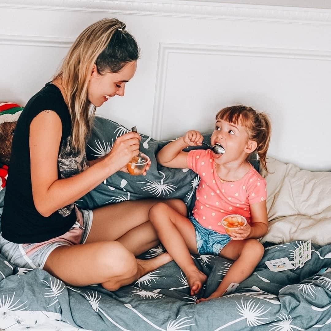 Dole Packaged Foods（ドール）のインスタグラム：「#FruitBowls make snack time bright for little ones...and not-so-little ones, too. 😉 ( 📸: @venalionfashion)」