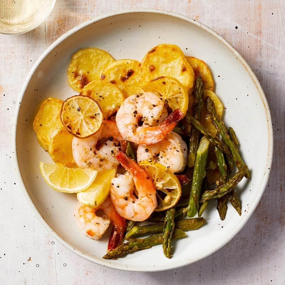 マーサ・スチュワートさんのインスタグラム写真 - (マーサ・スチュワートInstagram)「For a streamlined, stress-free meal, slide this shrimp scampi supper into the oven. Preheating the baking sheet gives the sliced potatoes a head start to crispness, and the broiler steps in at the last minute to cook the garlicky shrimp. Get the recipe featured in our March issue at the link in bio. 📷: @chrisrsimpson recipe by: @sarahcarey1 food styling by: @judy.kim prop styling by: @suzie_myers」2月24日 1時54分 - marthastewart