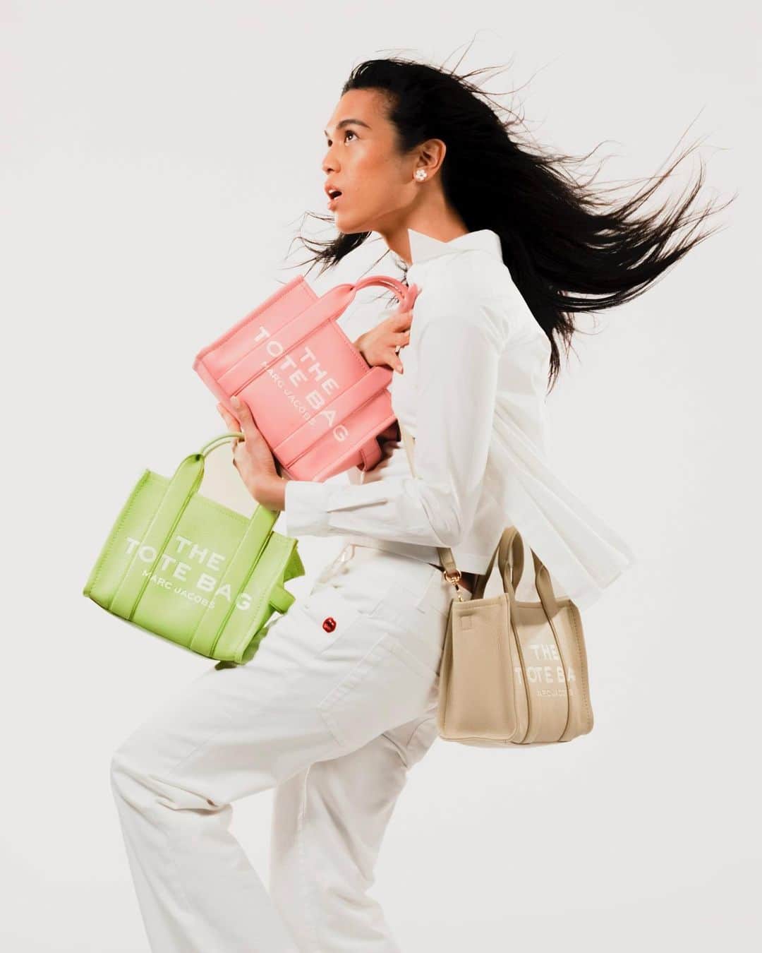 Marc Jacobsのインスタグラム：「Introducing THE LEATHER MINI TRAVELER TOTE. Our extraordinary TRAVELER TOTE, reimagined in luxe natural grain leather.  Photographed by @CruzCValdez Styled by @Clare_Byrne  January 30, 2021 in New York City.」