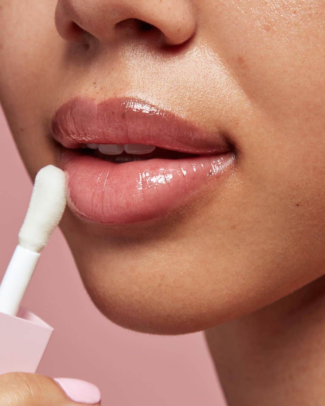 Kylie Cosmeticsさんのインスタグラム写真 - (Kylie CosmeticsInstagram)「@kylieskin LIP OIL is back in stock NOW! 👄 shop now on kylieskin.com ✨ this luxurious lip treatment deeply hydrates and comforts, leaving your lips looking smooth and naturally plumped.」2月24日 2時02分 - kyliecosmetics