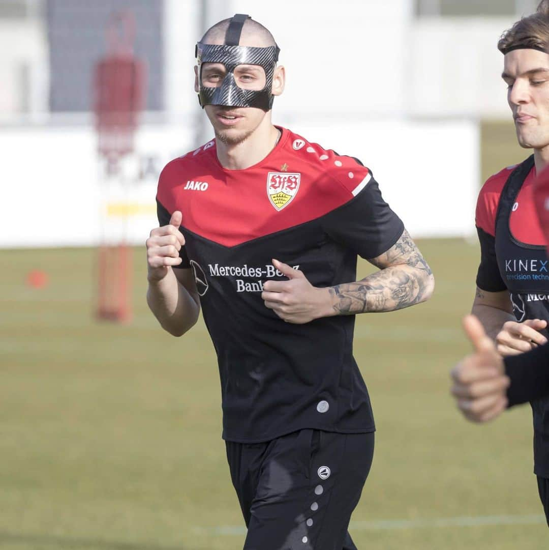 VfBシュトゥットガルトさんのインスタグラム写真 - (VfBシュトゥットガルトInstagram)「Guten Start in die Trainingswoche, Greg! ✌😁 ---- #VfB #vfbstuttgart1893 #vfbstuttgart #woche #vor #heimspiel #auscannstatt #furchtlosundtreu #VfBS04 #training #fokussiert #VfBInsta」2月24日 2時03分 - vfb