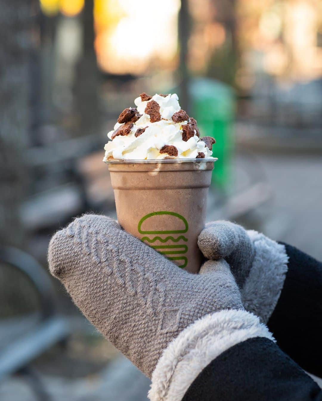 SHAKE SHACKさんのインスタグラム写真 - (SHAKE SHACKInstagram)「Have you gotten your hands on our limited-time Brownie Batter Hot Cocoa Shake yet?  Grab this featured shake (topped with brownie brittle + mini-marshmallows) while it's still at the Shack! #shakeshack」2月24日 2時04分 - shakeshack