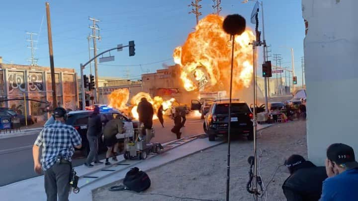 マイケル・ベイのインスタグラム：「Filming my new movie. I’m the guy in black on the dolly. We do these controlled but dangerous looking shots.  It takes a great crew to make these shots possible. Knowing the physics involved and catch cars. At the end, everyone was safe. This phone  video makes it look scarier that it was in person.」