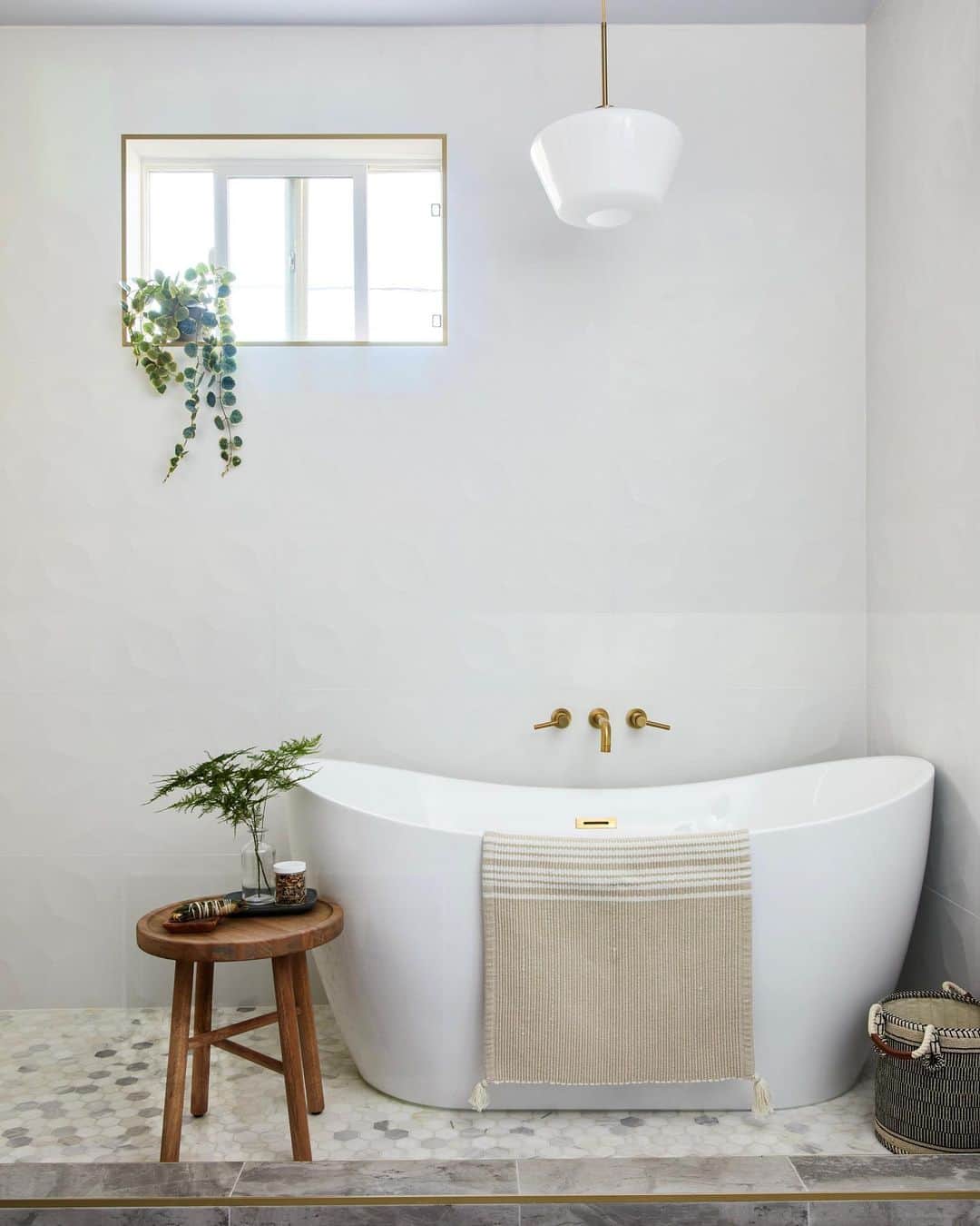 Sweeten Homeさんのインスタグラム写真 - (Sweeten HomeInstagram)「When water damage was found in @lizvogel’s master bathroom, she teamed up with Sweeten to renovate and create her dream bathroom—a spa-like vibe with modern vintage flair 🛁✨⁠⁠ ⁠⁠ Check out the full reno tour via the link in our bio❣️」2月24日 2時06分 - sweeten_home