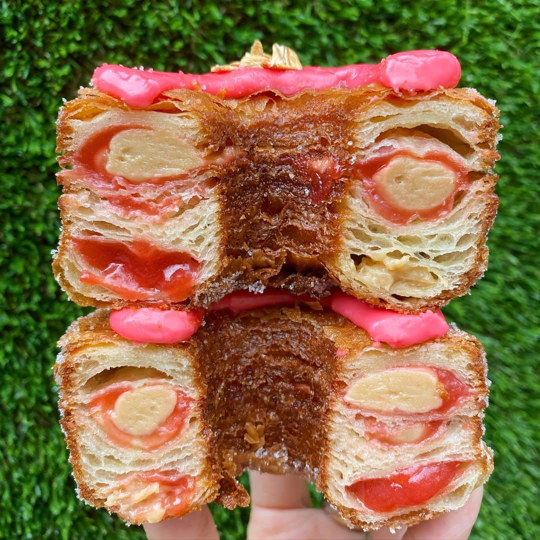 DOMINIQUE ANSEL BAKERYさんのインスタグラム写真 - (DOMINIQUE ANSEL BAKERYInstagram)「Getting ready for spring and our March Cronut®: Rhubarb & Toasted Oat, filled with homemade rhubarb jam and creamy toasted oat ganache. Starts March 1st here in Soho (preorders are up now at NYC.CronutPreorder.com for pick-ups).」2月24日 2時06分 - dominiqueansel