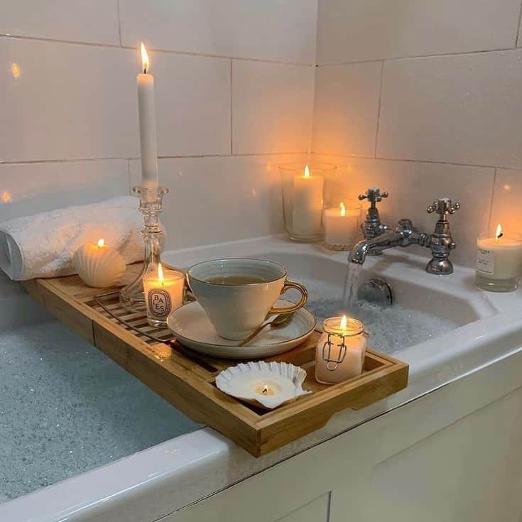 ELLE Polandさんのインスタグラム写真 - (ELLE PolandInstagram)「Plan na wieczór 🧘🏻‍♀️✨  repost: @mycomfortlifestyle #mood #chill #bath #selfcare」2月24日 2時07分 - ellepolska