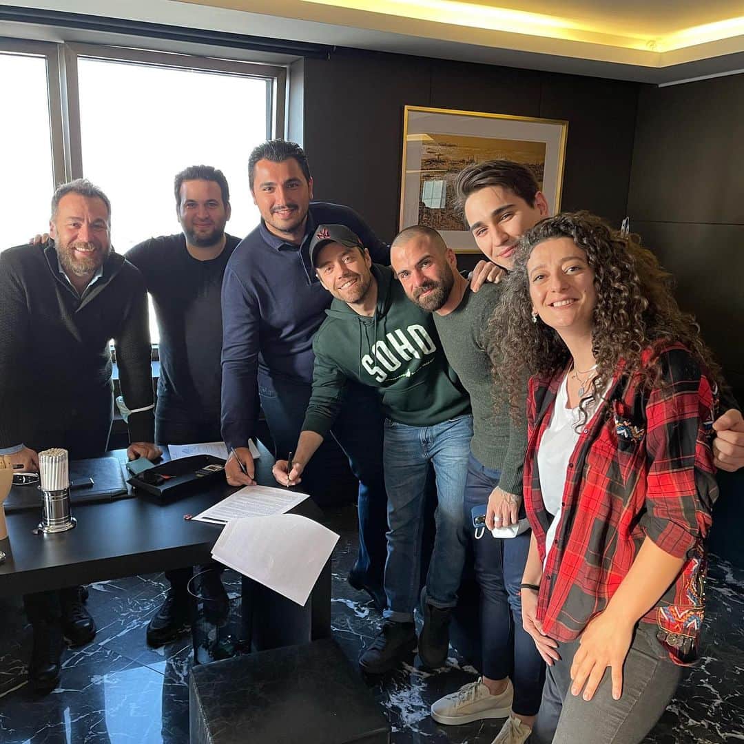 muratdalkilicのインスタグラム：「Bugün kardeşlerimle yeni bi yola çıkıyoruz... Neşemiz yerinde olsun gerisi hallolur 💫  @merzigo 🖇 @gigproduction」