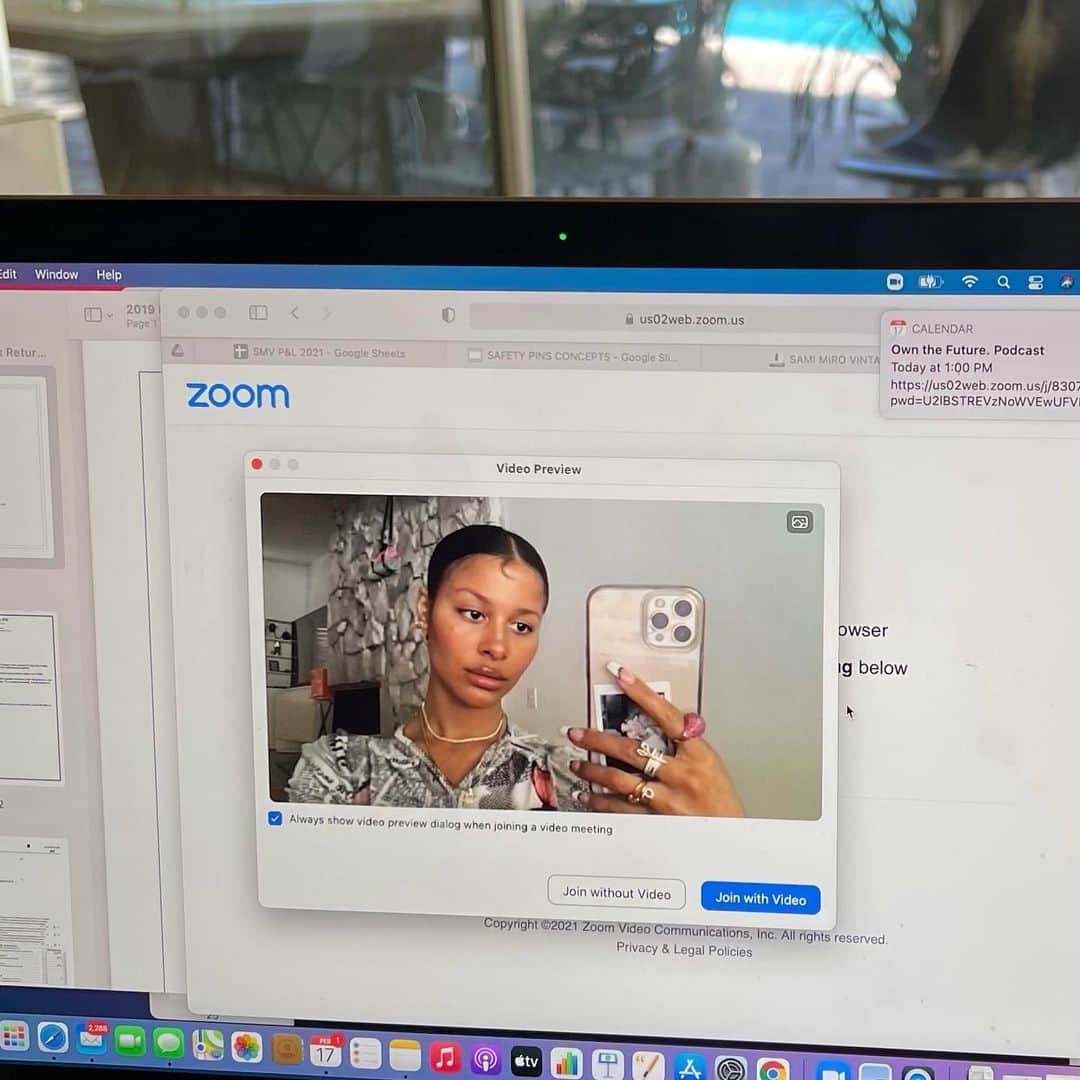 Sami Miroさんのインスタグラム写真 - (Sami MiroInstagram)「Who prefers zooming all day and who misses working in an office?」2月24日 2時12分 - samimiro