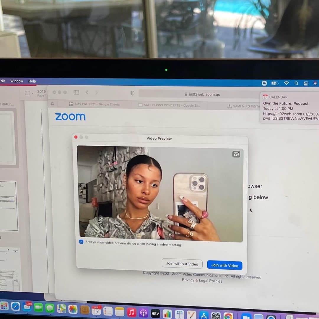 Sami Miroのインスタグラム：「Who prefers zooming all day and who misses working in an office?」