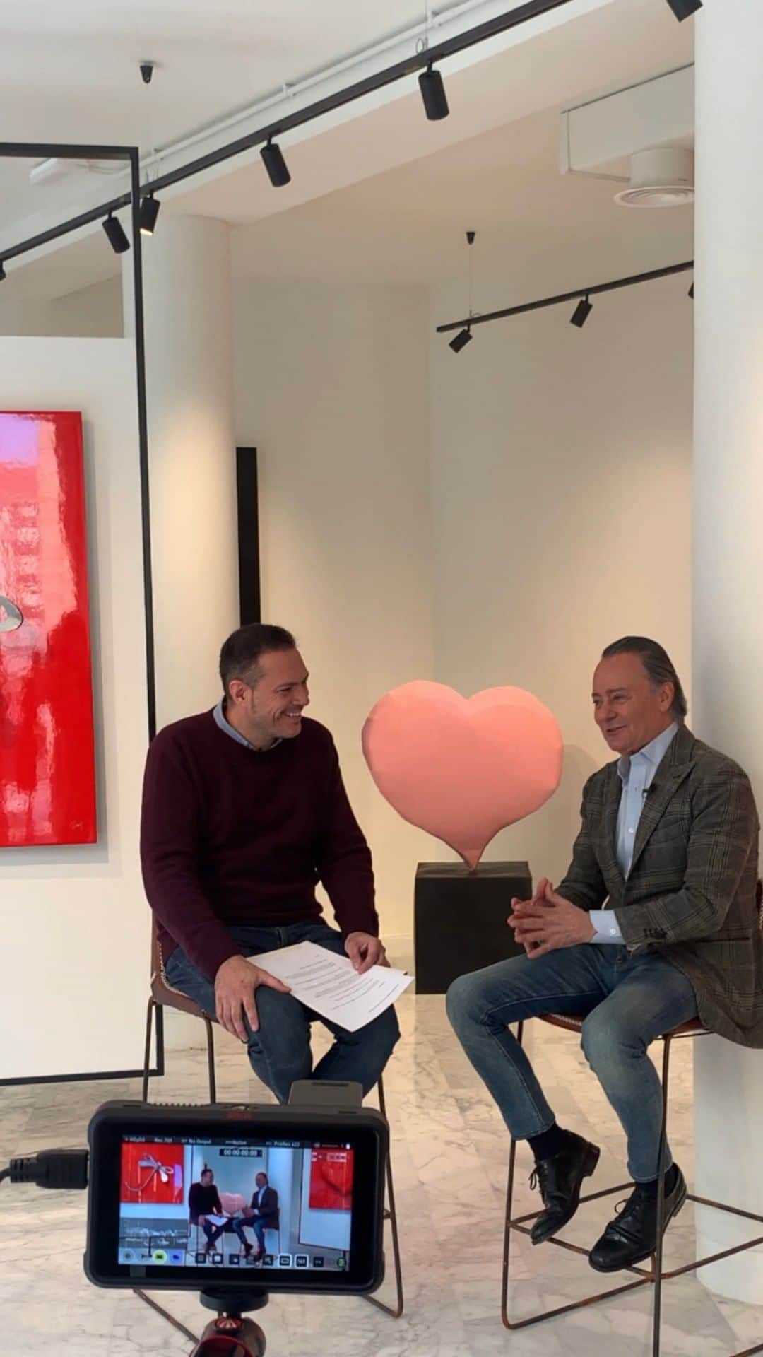 ウノデシンクエンタのインスタグラム：「No te pierdas la conversación entre el director de la revista El Duende, Rubén Arribas y José Azulay, artista, director creativo y propietario de UNOde50. #UNOde50Talks @rubenduende1998 @revista_el_duende @joose_azulayunode50」