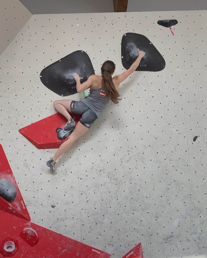 ユリア・フィシェルのインスタグラム：「Mixed feelings about our first @austriaclimbing selection comp. Sometimes my head is my biggest enemy. 😈 Too many mistakes that could've been avoided and once again I struggled more than I wished on certain moves. On the other hand I'm happy about the progress I made compared to previous years. And even though it can be bittersweet to climb the boulders afterwards (like the one in the video), it's better than not climbing them at all 😅🤷🏻‍♀️  If you want to read more about the comp, check out my @myclimbapp profile, where I wrote 2 posts about it!」