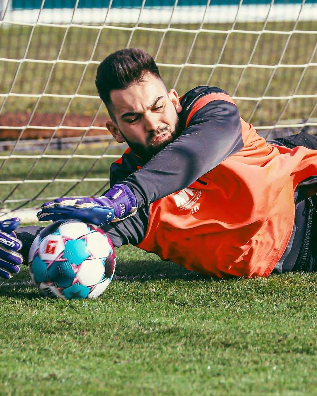 FCアウクスブルクさんのインスタグラム写真 - (FCアウクスブルクInstagram)「1️⃣9️⃣0️⃣7️⃣% Fokus! 💪  #FCA #FCA1907 #fcaugsburg #Training」2月24日 2時20分 - fcaugsburg1907