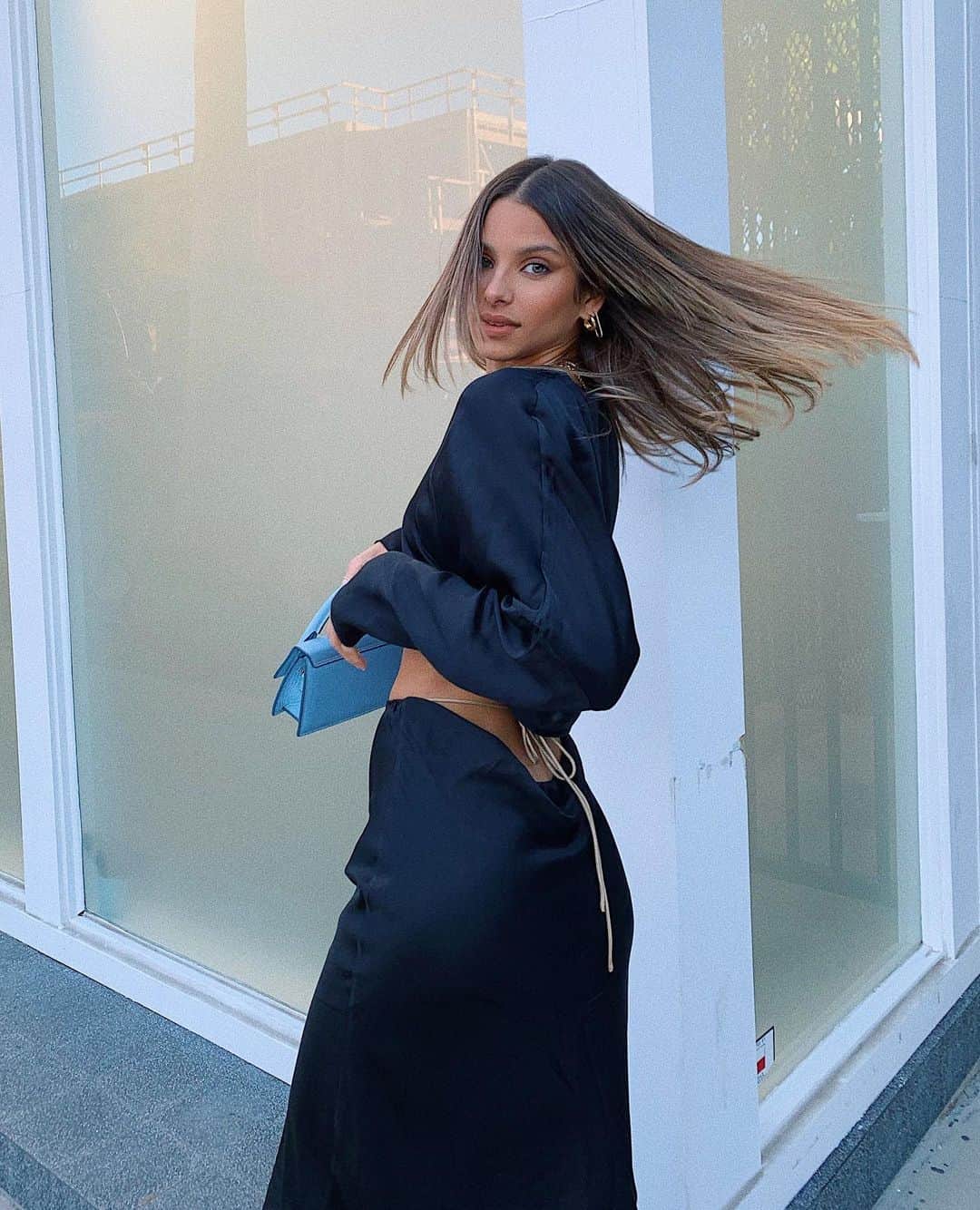 ブルーナ・リリオのインスタグラム：「Good weather makes me happy 😊🖤✨ which one? 1,2,3 or 4? @revolve @weekendstories #REVOLVEinbloom」