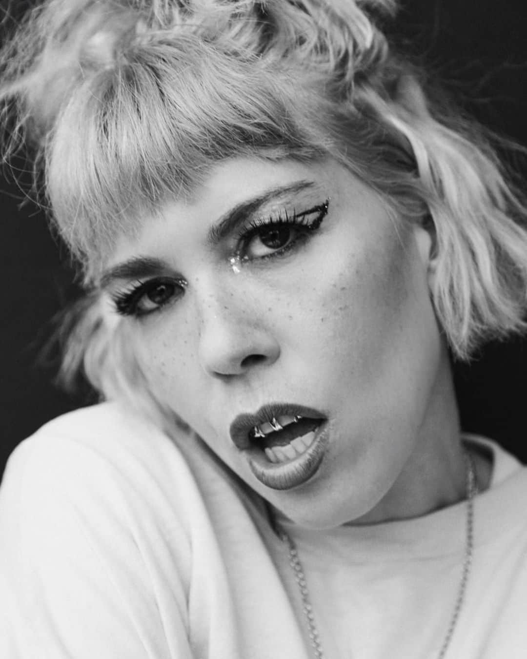 グループラブのインスタグラム：「Happiest of birthdays to our fearless QUEEN - we love you so much and appreciate everything you do.  You inspire us and motivate us every day.  We are so lucky to have you in our lives.  LEGEND doesn’t even begin to describe it.  All y’all leave Hoops birthday wishes below. ❤️」