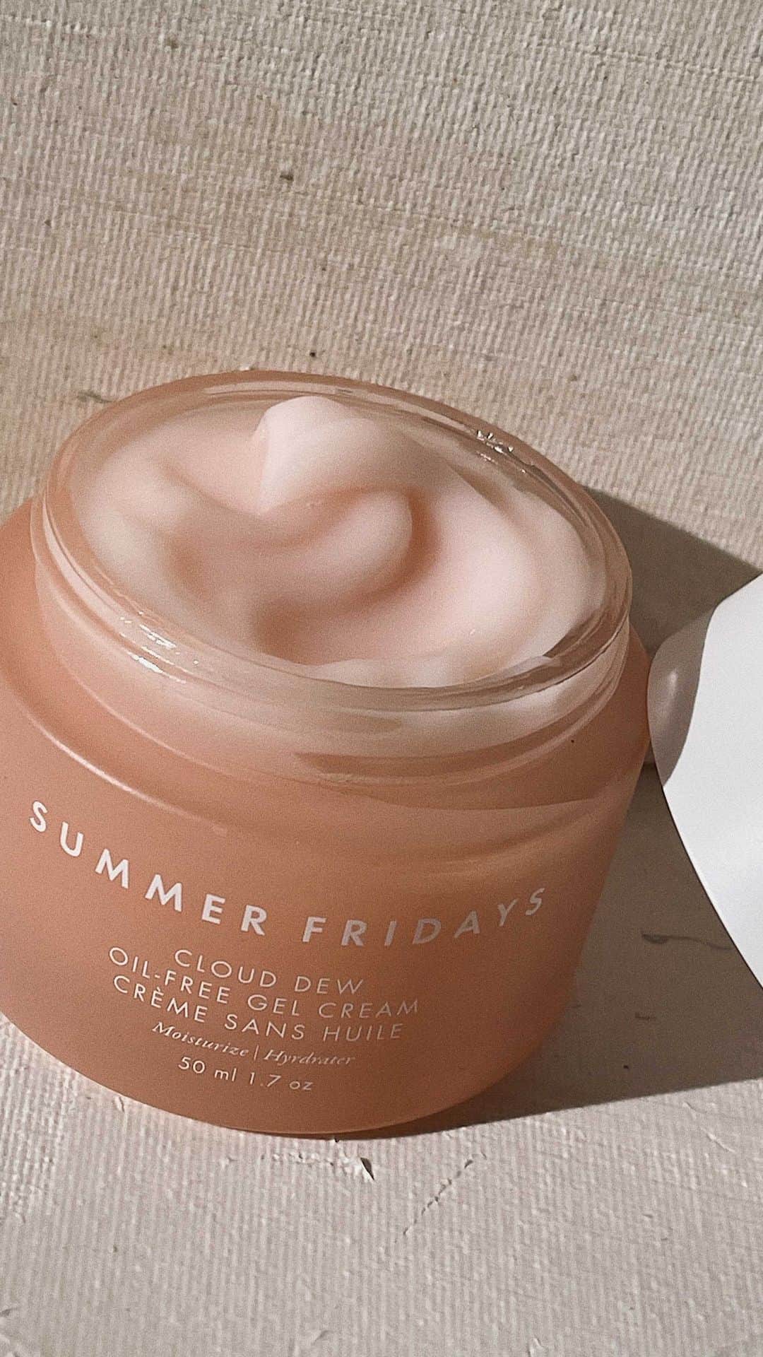 Marianna Hewittのインスタグラム：「my AM @summerfridays skincare routine ☀️  • super amino gel cleanser • cc me serum • cloud dew oil-free gel cream moisturizer • spf • lip butter balm」